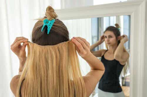 Γυναίκα ετοιμάζεται να τοποθετήσει extensions στα μαλλιά