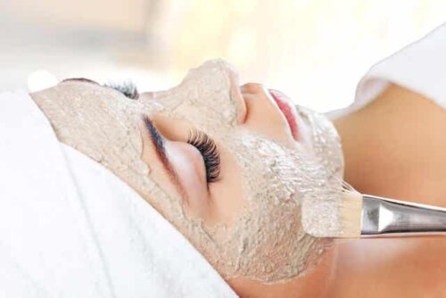 Γυναίκα κάνει θεραπεία με μάσκα προσώπου