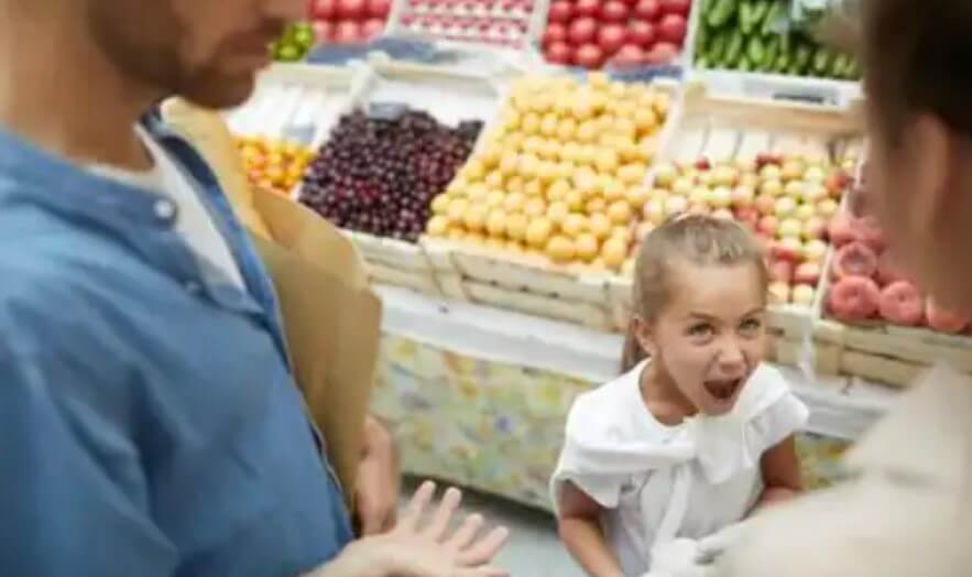 κορίτσι τσιρίζει