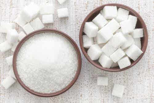Λευκή ζάχαρη σε κύβους και σε κλασική μορφή