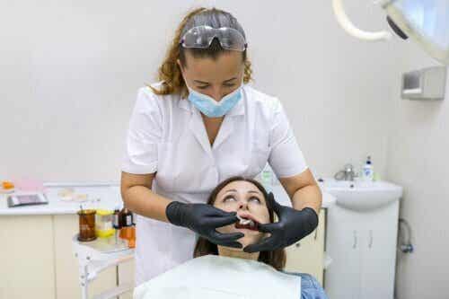 Οδοντίατρος εξετάζει το στόμα ασθενή