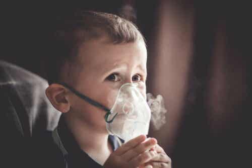 Παιδί φορά μάσκα οξυγόνου