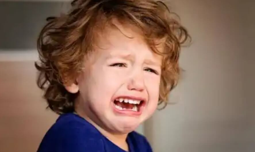 αγόρι κλαίει