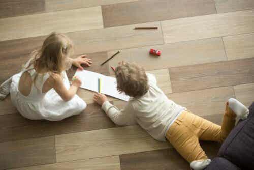 Παιδιά παίζουν πάνω σε ξύλινο πάτωμα