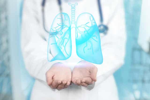 Ψηφιακή απεικόνιση πνευμόνων στα χέρια γιατρού