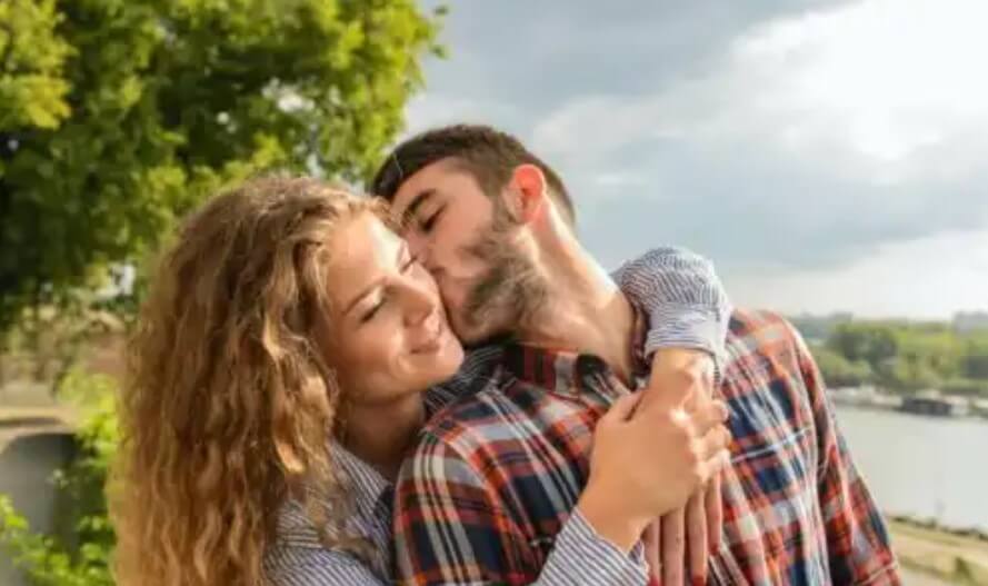 άνδρας φιλάει κοπέλα