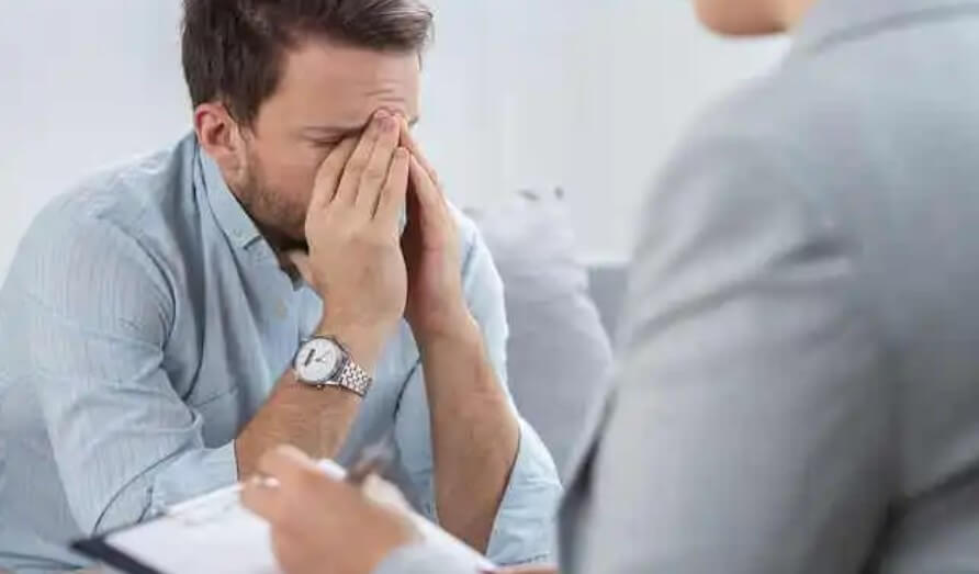 άνδρας σε πανικό