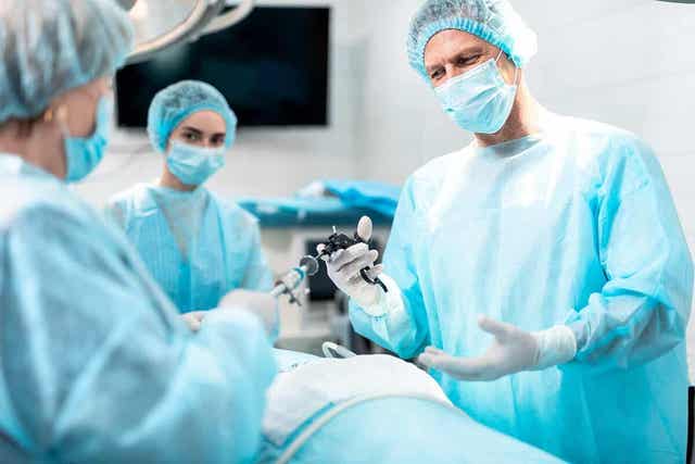 Γιατροί εκτελούν χειρουργείο