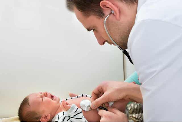 Γιατρός εξετάζει μωρό
