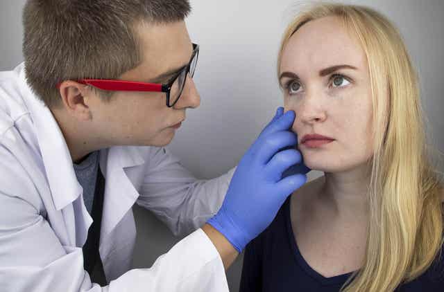 Γιατρός εξετάζει τα μάτια γυναίκας