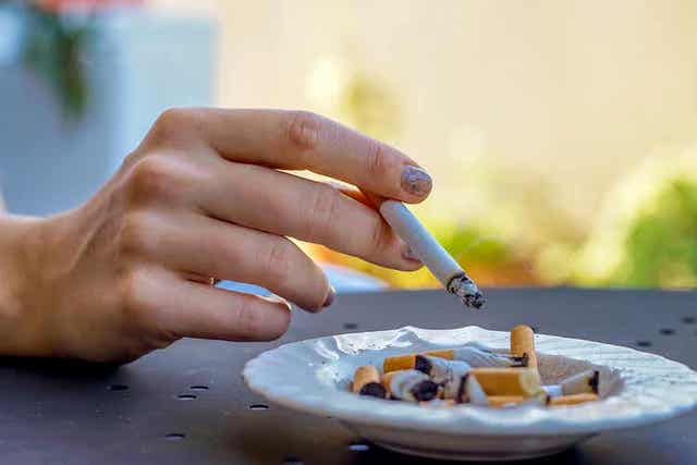 Γυναίκα κρατά τσιγάρο στο χέρι