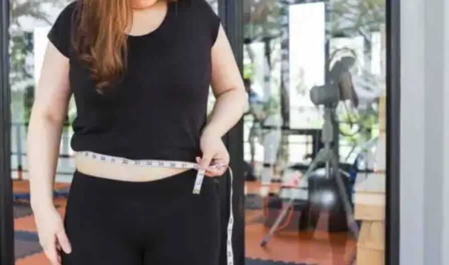 γυναίκα μετραει την κοιλιά της