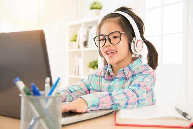 Κοριτσάκι χαρούμενο μπροστά σε υπολογιστή