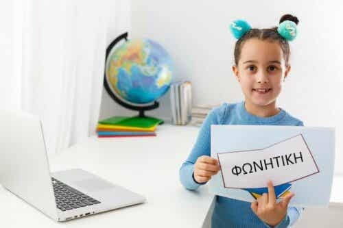 Κοριτσάκι δείχνει μια λέξη σε καρτέλα