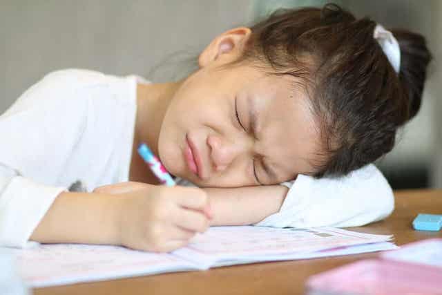 Κοριτσάκι γράφει κουρασμένο