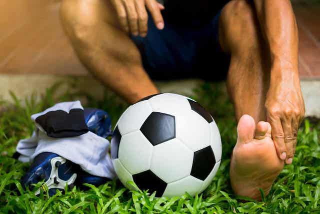 Ποδοσφαιριστής κάνει εκτάσεις και μια μπάλα ποδοσφαίρου