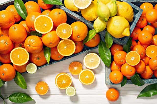 Πολλά πορτοκάλια και λεμόνια