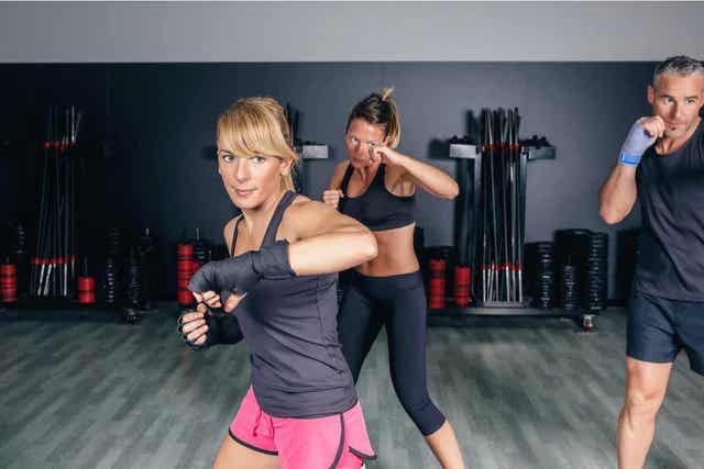 Τρία άτομα κάνουν fitboxing
