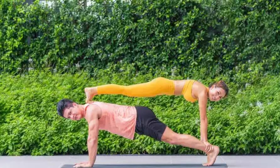 ζευγάρι κάνει ακροβατικά