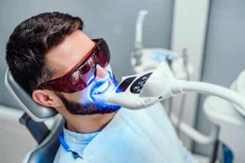 Άνδρας κάνει λεύκανση δοντιών σε οδοντίατρο