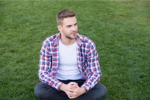 Άνδρας κάθεται σε γρασίδι