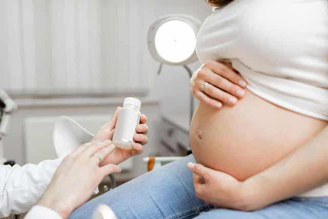 Έγκυος γυναίκα σε γιατρό