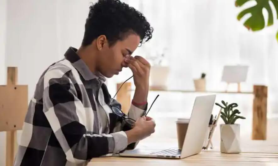 γυναίκα με πόνο στα μάτια