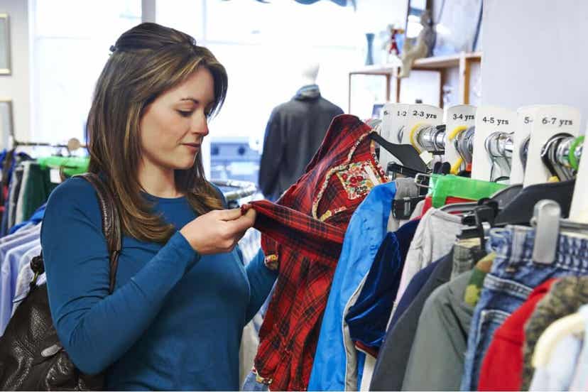 Γυναίκα επιλέγει ρούχα από κατάστημα