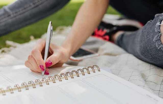 Γυναίκα γράφει σε ημερολόγιο