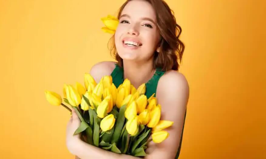 γυναίκα με λουλούδια
