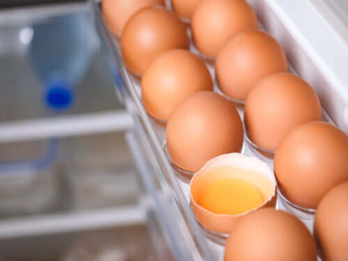 Πώς να αποθηκεύσετε τα αυγά, μέσα ή έξω από το ψυγείο;