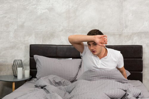 Είναι φυσιολογικό να ιδρώνετε ενώ κοιμάστε;