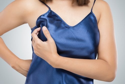 Τι προκαλεί πόνο στη μασχάλη και ποια τα συμπτώματα;