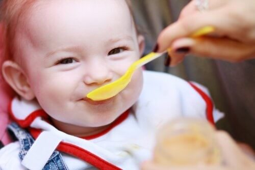 5 σημάδια ότι το μωρό σας μπορεί να πεινάει