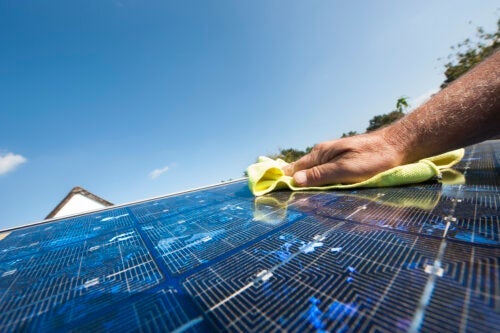 Πώς να καθαρίζετε σωστά τα ηλιακά πάνελ