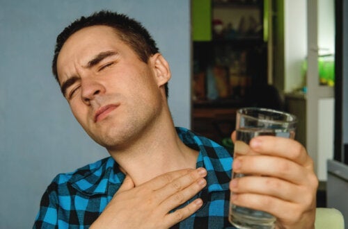 5 σπιτικές θεραπείες για να ενυδατώσετε έναν ξηρό λαιμό