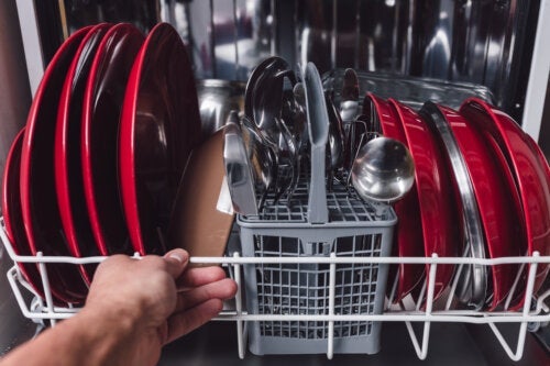 15 πράγματα που δεν πρέπει να βάζετε στο πλυντήριο πιάτων