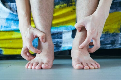 10 κοινές αιτίες για τη φαγούρα στα πόδια και τι να κάνετε