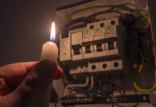 8 πράγματα που δεν πρέπει να κάνετε όταν έχει διακοπή ρεύματος