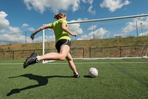Πώς επηρεάζει ο έμμηνος κύκλος το γυναικείο ποδόσφαιρο;
