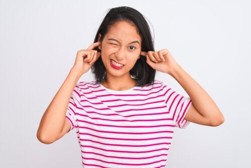 Βουλωμένα αυτιά: 12 πιθανές αιτίες και η αντιμετώπισή τους