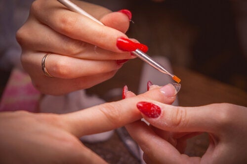 Πώς να καθαρίζετε τα πινέλα για τα νύχια