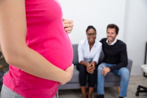 Παρένθετη μητρότητα: Τι είναι και τι πρέπει να λάβετε υπόψη