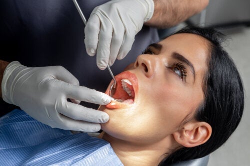 Όξινη χάραξη: Τι είναι αυτή η οδοντιατρική διαδικασία;