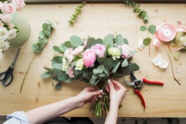Πώς να φτιάξετε ένα μπουκέτο λουλουδιών στο σπίτι: Βήμα-προς-βήμα