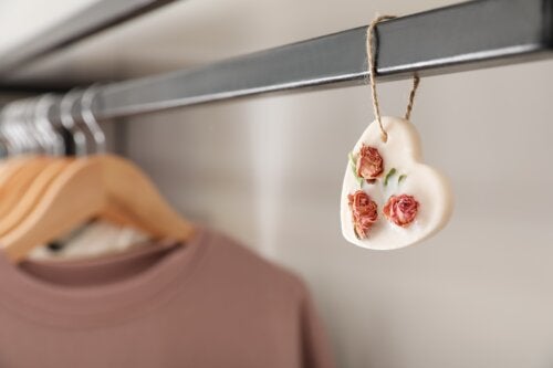 Ρούχα που μυρίζουν φρεσκάδα στην ντουλάπα: Πώς να το πετύχετε
