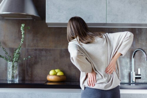 Πόνος στην πλάτη και την κοιλιά: Ποιες είναι οι αιτίες;