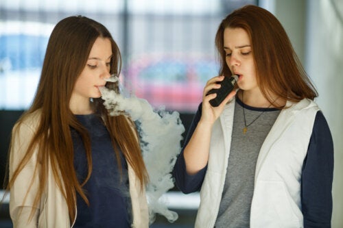 Ηλεκτρονικά τσιγάρα: Επηρεάζουν την υγεία του στόματός σας;
