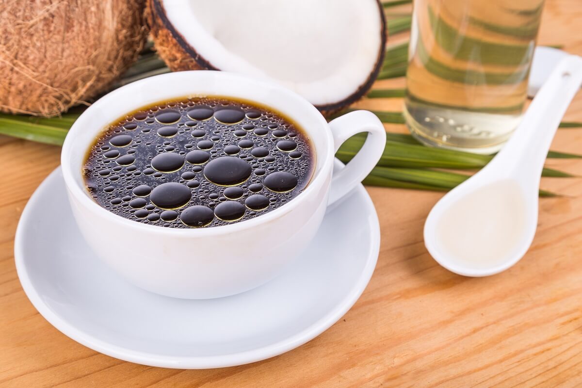 Καφές με λάδι καρύδας: Πώς να τον πίνετε για να μην παχαίνετε